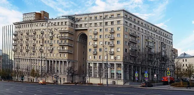 Москва. Дом 48 на Земляном Валу с высокой аркой